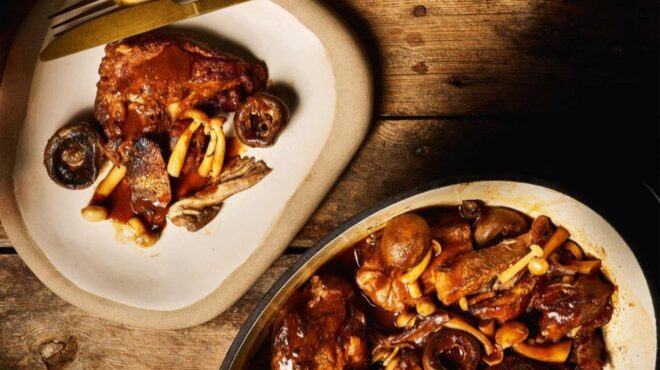 αγριογούρουνο-με-ροζέ-κρασί-και-μανιτ-564126556