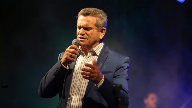 ενας-τραγουδιστής-λαϊκή-επανάσταση-564141649