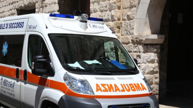 ιταλία-οδηγός-του-ερυθρού-σταυρού-κατ-564108091