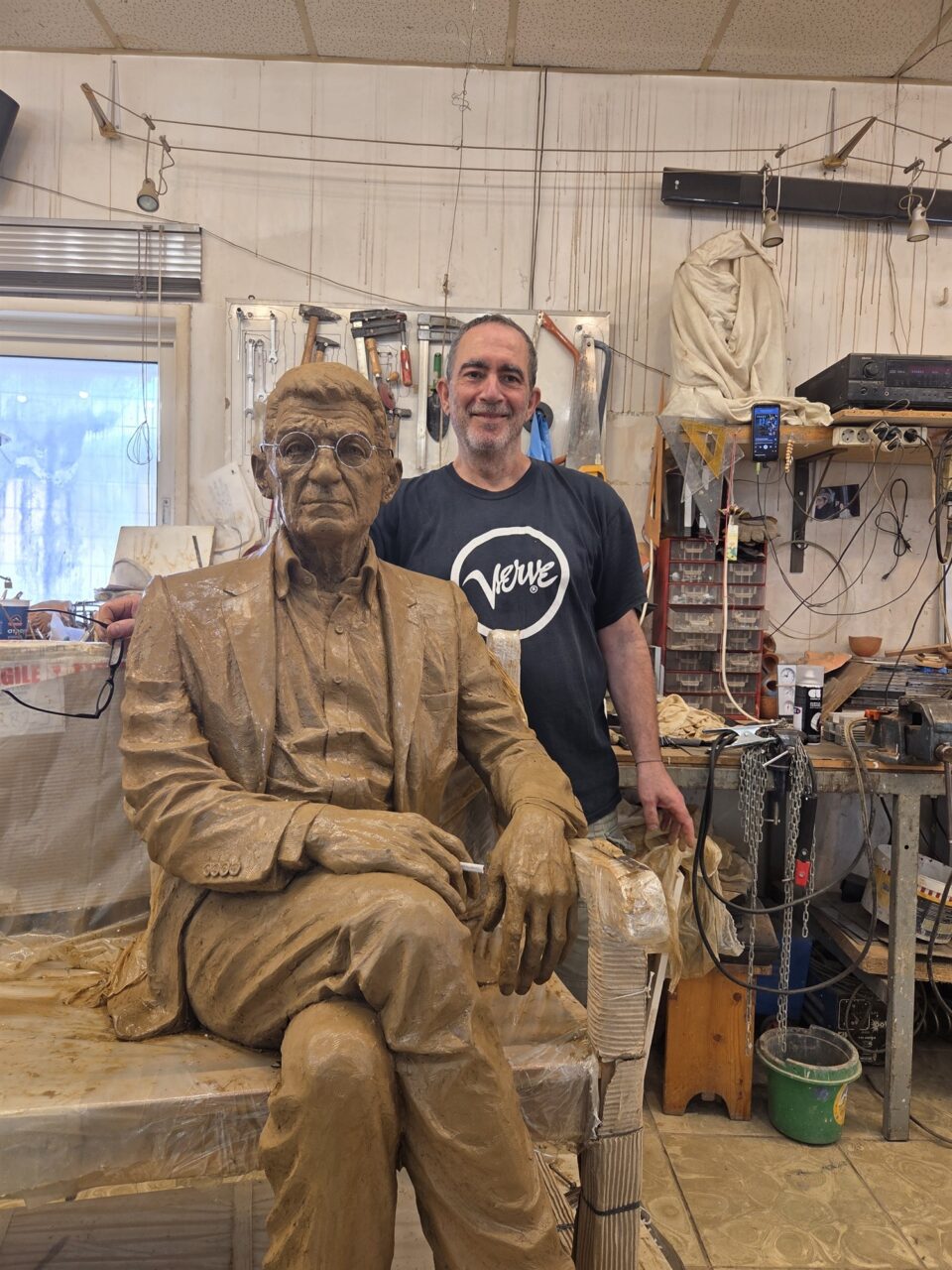 Ο γλυπτός Γιάννης Μπουτάρης μάς περιμένει στο κτήμα Κυρ-Γιάννη-2