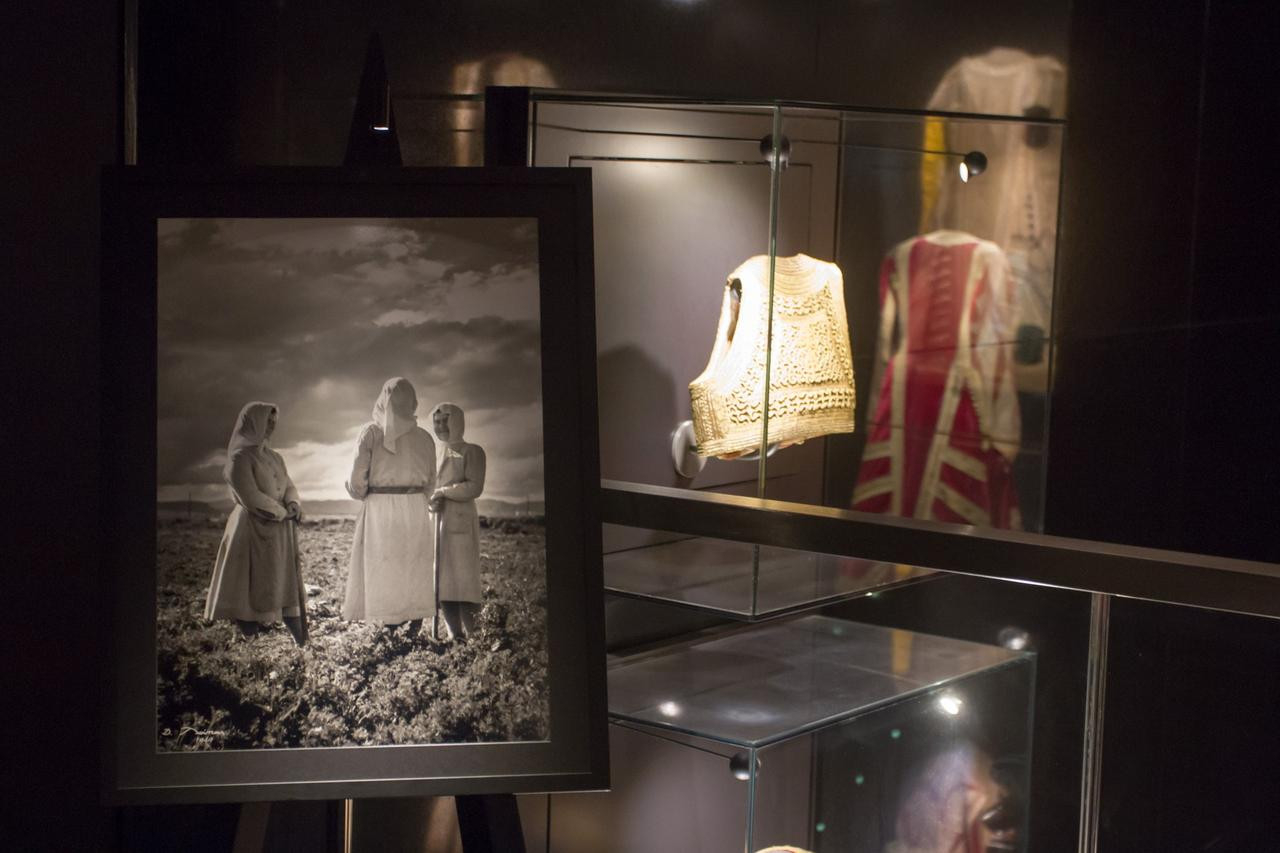 Οταν η φωτογραφία και το ένδυμα μας ξαναθυμίζουν την αξία της συντροφικότητας-1