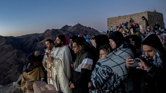 μαίνεται-ο-βουβός-εμφύλιος-στη-μονή-σι-564113320