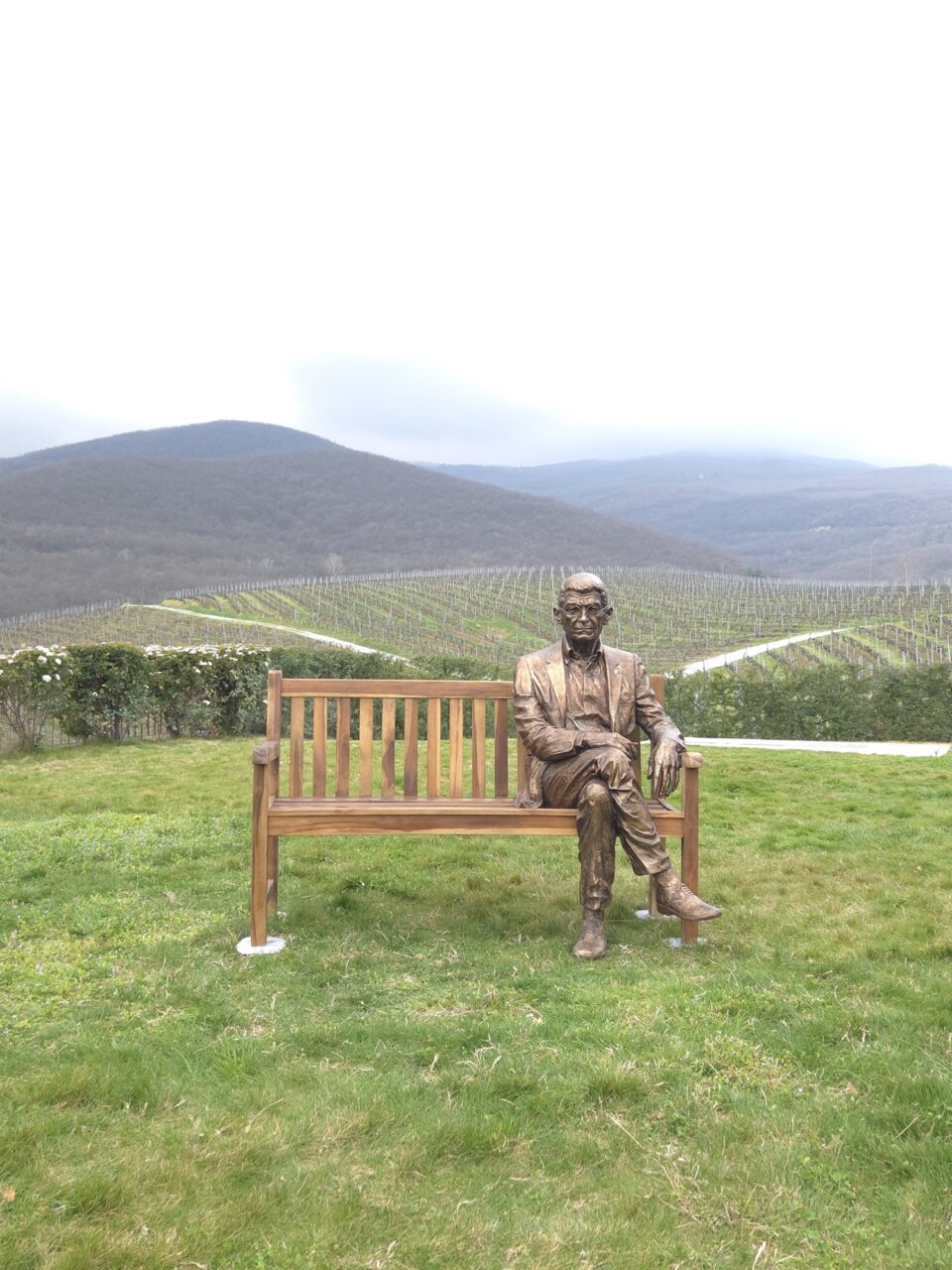 Ο γλυπτός Γιάννης Μπουτάρης μάς περιμένει στο κτήμα Κυρ-Γιάννη-3