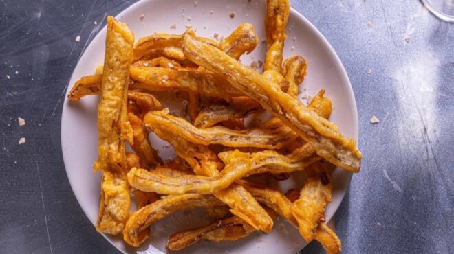 χοιρινά-αυτιά-τηγανητά-σε-κουρκούτι-564126550