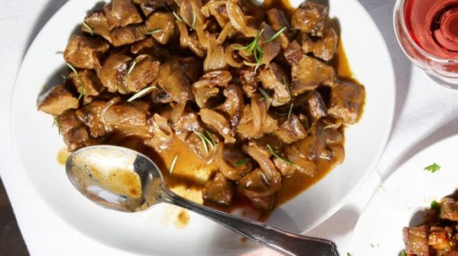 χοιρινό-συκώτι-με-κυδώνια-και-χαρουπό-564121279