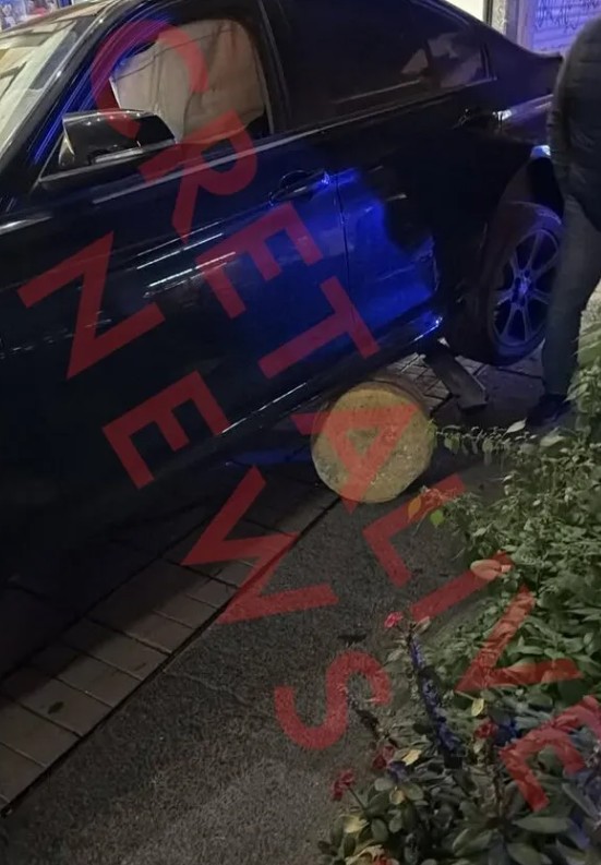 Ηράκλειο: Αυτοκίνητο «καρφώθηκε» σε βιτρίνα καταστήματος – Τραυματίστηκε 27χρονη-2