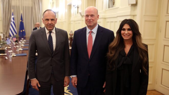 μάθιου-γουίτακερ-επίσκεψη-με-φόντο-το-564132700