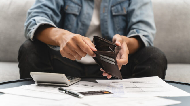 το-ένα-τρίτο-του-εισοδήματος-για-τις-αν-564117430