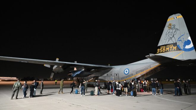 στην-ελευσίνα-με-c-130-οι-91-ελληνες-που-επαν-564110314