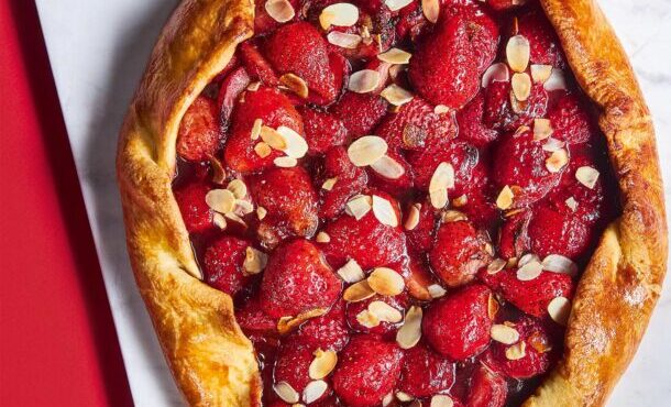 γκαλέτ-με-φράουλες-και-αμύγδαλα-564143683