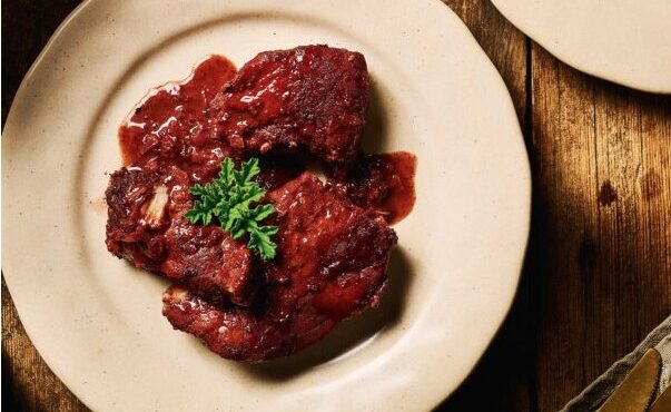 αγριογούρουνο-κρασάτο-με-αρμπαρόριζ-564138670