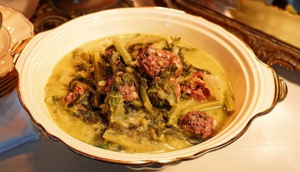 γιουβαρλάκια-με-μαρούλια-φρικασέ-564145798