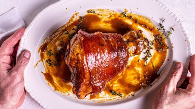 χοιρινά-κότσια-με-φασκόμηλο-και-δεντρ-564127066