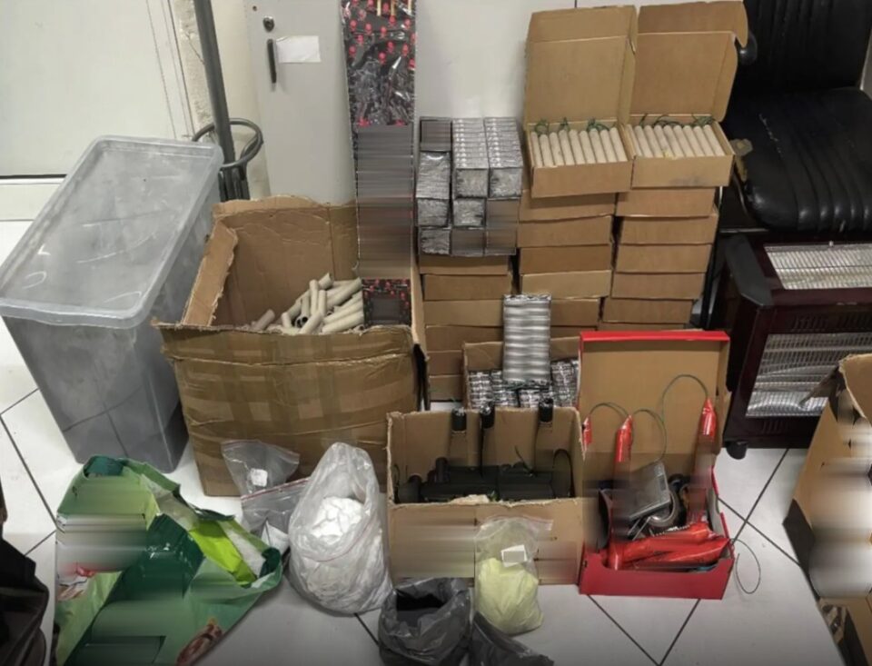 Αγιος Δημήτριος: 16χρονος κατασκεύαζε χιλιάδες κροτίδες στο δωμάτιό του-1