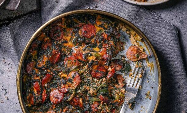 λουκάνικα-με-χόρτα-και-αυγά-564103363