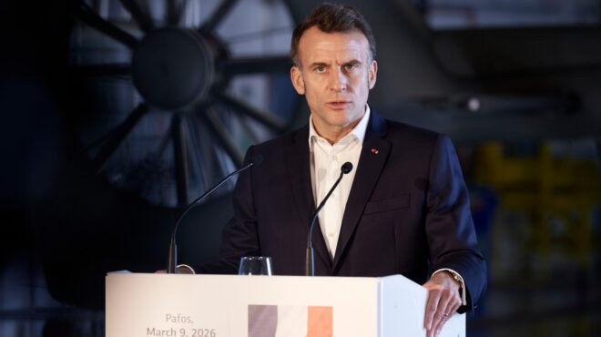 ανάρτηση-μακρόν-στα-ελληνικά-εργαζόμ-564116128