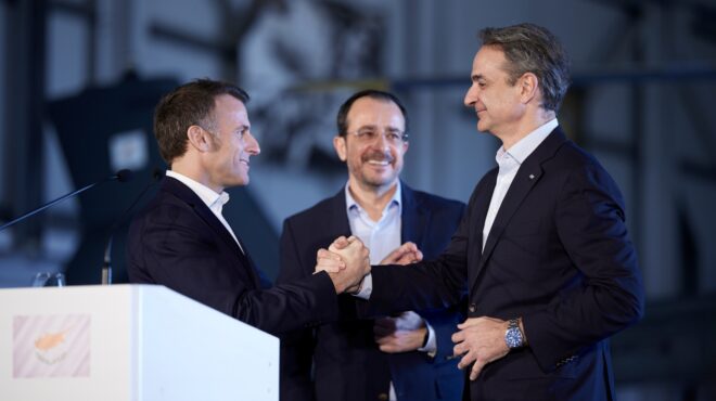 ανάρτηση-μακρόν-στα-ελληνικά-εργαζόμ-564116098