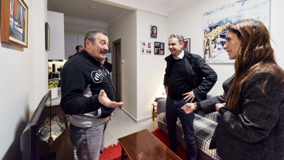 Θεσσαλονίκη: Επίσκεψη Μητσοτάκη σε 63χρονο που διαμένει σε κοινωνική κατοικία-1
