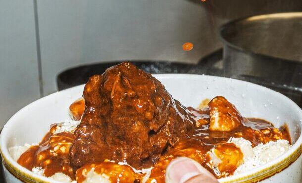 μοσχαρίσια-μάγουλα-στην-κατσαρόλα-με-564114223