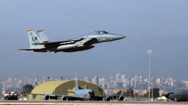 bloomberg-το-νατο-εξετάζει-ενίσχυση-της-αντιπ-564128617