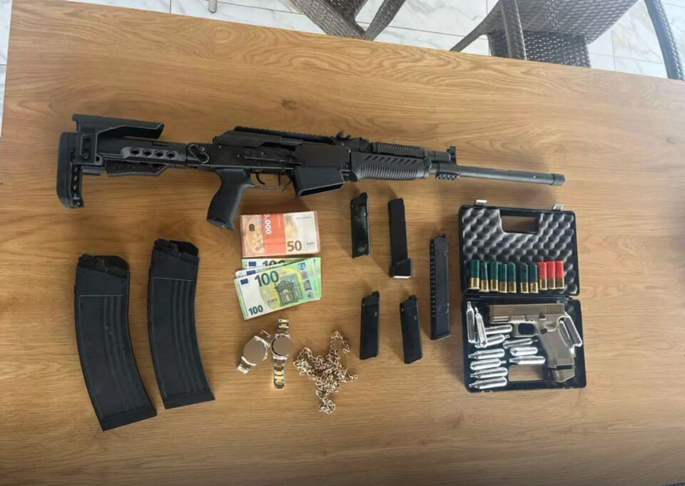 Λίρες, όπλα και πολυτελή οχήματα: Εξαρθρώθηκε σπείρα απατεώνων στη Λάρισα-2