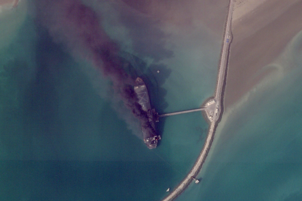 Κατεστραμμένες βάσεις και φλεγόμενα πλοία – Δορυφορικές εικόνες πριν και μετά τον πόλεμο-3