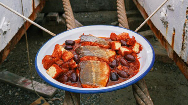 παστός-μπακαλιάρος-κοκκινιστός-με-πε-564105253