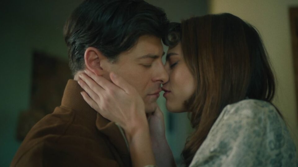 «Το σπίτι δίπλα στο ποτάμι»: Αποκαλύψεις, ίντριγκες και σχέσεις στα πρόθυρα της κρίσης-1