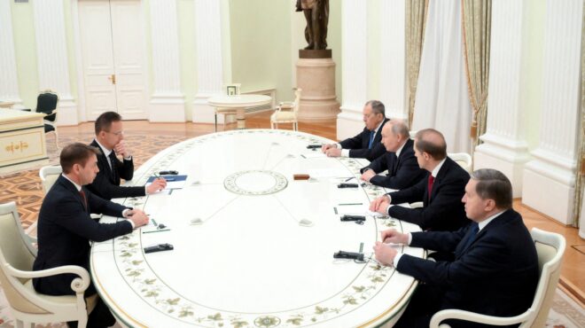 ο-πούτιν-παρέδωσε-δύο-αιχμαλώτους-πολ-564108043