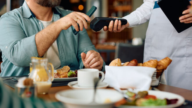 νέος-φόρος-σε-πελάτες-εστιατορίων-και-564146593