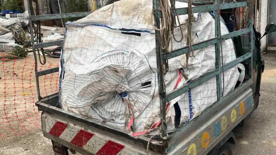 Βοτανικός: Πετούσαν σε δημόσιους χώρους από μπάζα μέχρι έπιπλα – 5 συλλήψεις-1