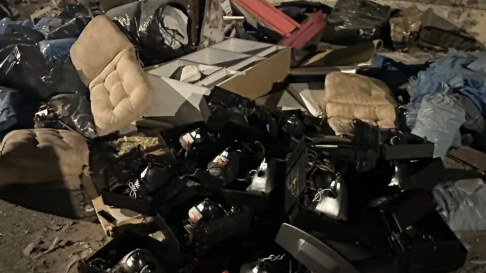 Βοτανικός: Πετούσαν σε δημόσιους χώρους από μπάζα μέχρι έπιπλα – 5 συλλήψεις-2