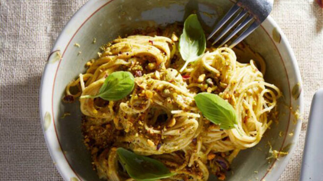 σπαγγετίνι-με-λεμόνι-και-φυστίκια-αιγ-564127903