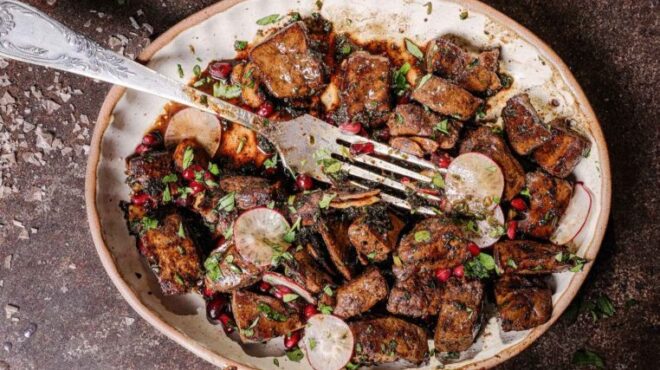 τηγανιά-με-συκωτάκια-πουλερικών-και-π-564103672