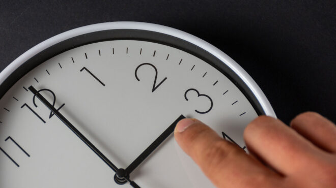 αλλαγή-ώρας-πώς-γυρνάμε-τους-δείκτες-τ-564143872