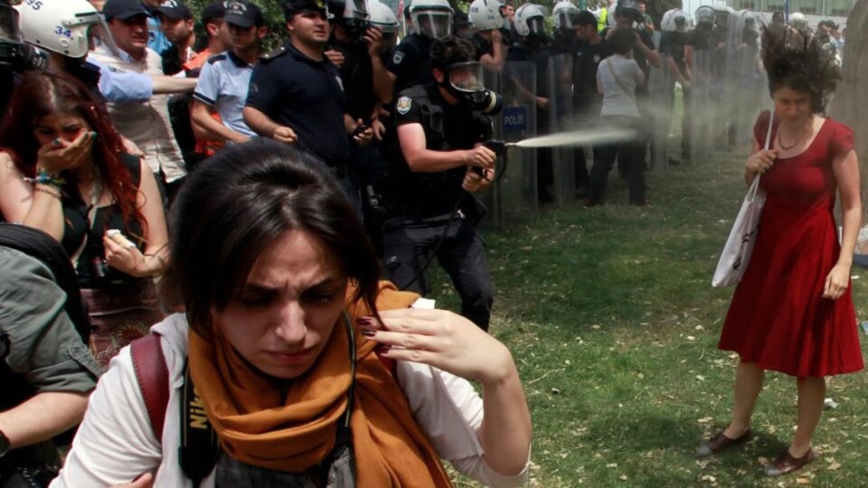 Τουρκία: Εριξε χημικά σε διαδηλώτρια, καταδικάστηκε να φυτεύσει 300 δέντρα-1