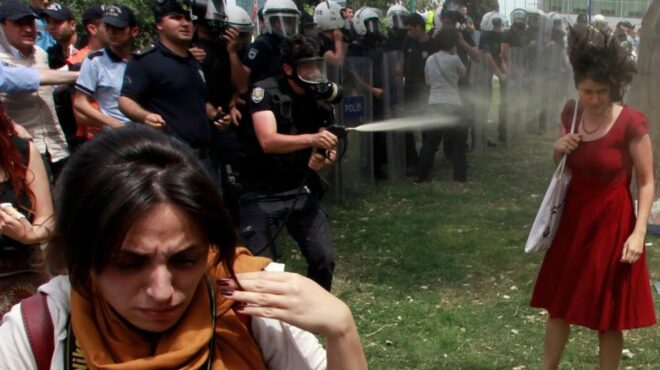 τουρκία-εριξε-χημικά-σε-διαδηλώτρια-κ-564130381