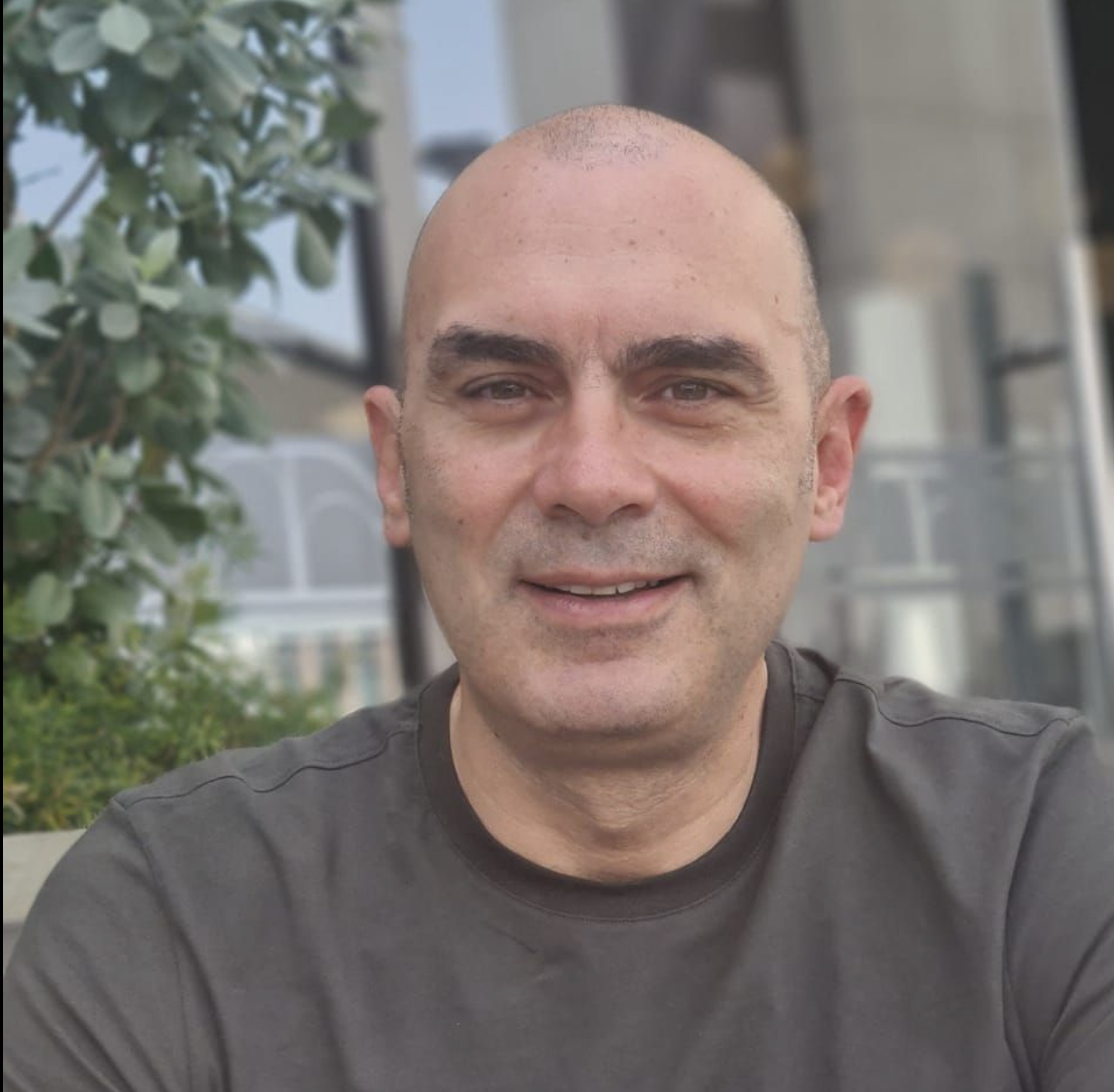 «Τα τζάμια τρίζουν, το πάτωμα σείεται» – Ελληνες της Ντόχας και του Ντουμπάι στην «Κ»-2