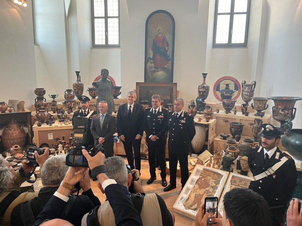 Μάθιου Μπογδάνος στην «Κ»: «Οι πόλεμοι ξυπνούν και τους αρχαιοκάπηλους»-1