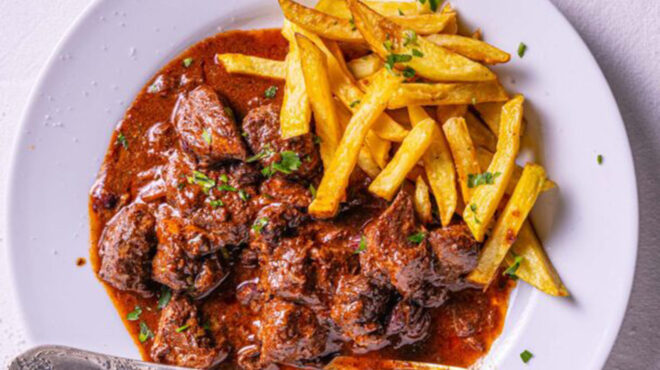 xοιρινή-σπάλα-στην-κατσαρόλα-με-σάλτσα-564102871