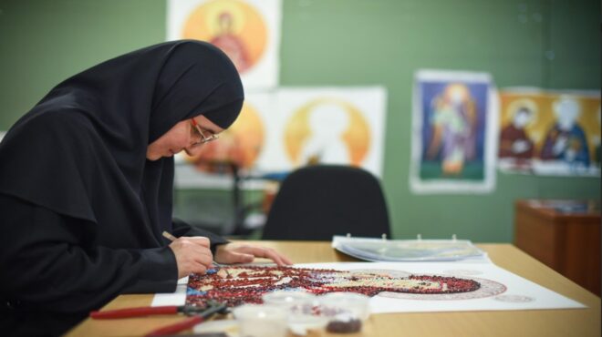 δύο-γυναικείες-μοναστικές-κοινότητε-564166981