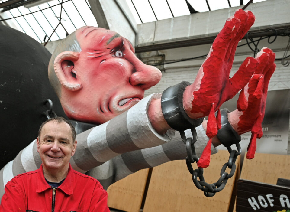 Ρωσικό δικαστήριο καταδίκασε ερήμην Γερμανό γλύπτη για «προσβολή» του Πούτιν-1