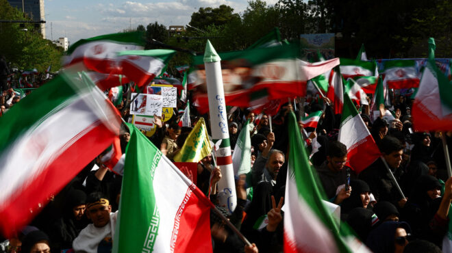 ιράν-ανθρώπινη-αλυσίδα-σε-γέφυρα-μετά-564165274