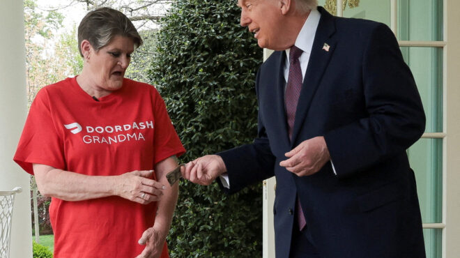 τραμπ-100-ευρώ-φιλοδώρημα-σε-ηλικιωμένη-564173446