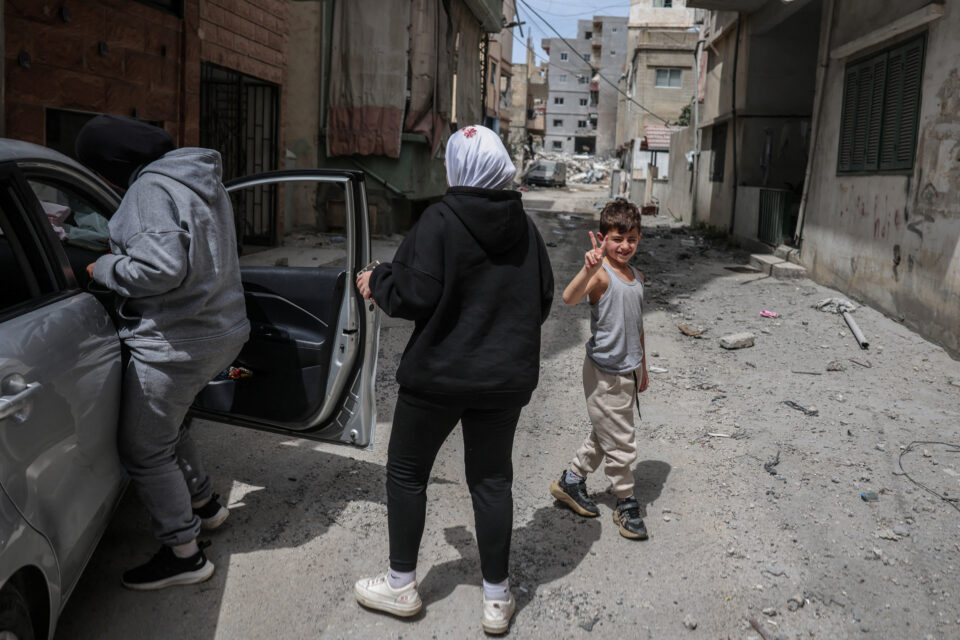 Χιλιάδες Λιβανέζοι επιστρέφουν στον νότο και αντικρίζουν ερείπια και συντρίμμια-1