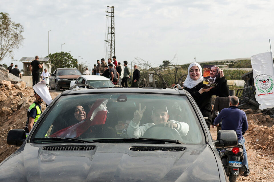 Χιλιάδες Λιβανέζοι επιστρέφουν στον νότο και αντικρίζουν ερείπια και συντρίμμια-2