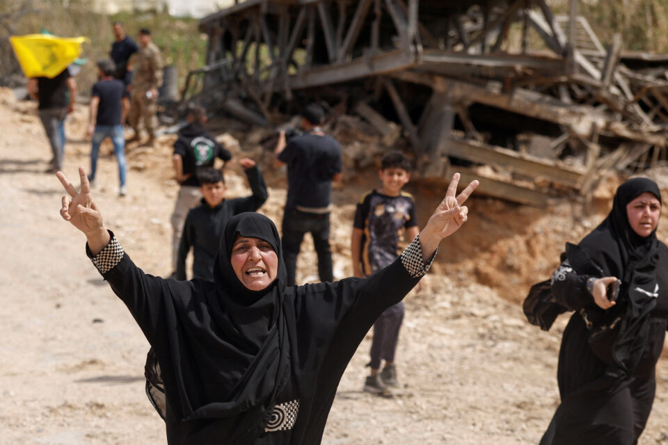 Χιλιάδες Λιβανέζοι επιστρέφουν στον νότο και αντικρίζουν ερείπια και συντρίμμια-3