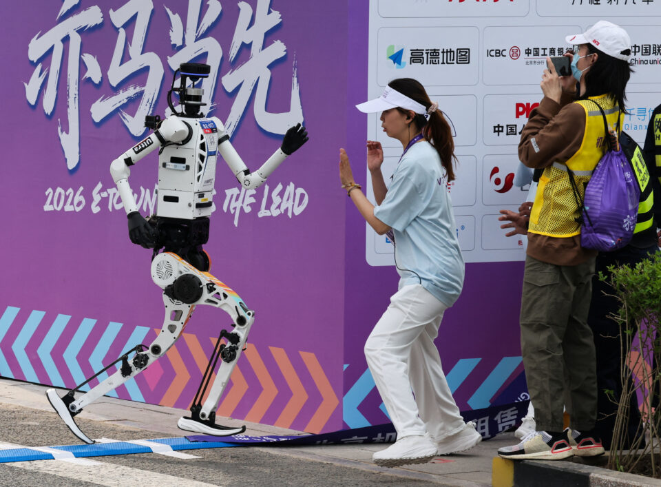 Κίνα: Ανθρωποειδή ρομπότ επικράτησαν των ανθρώπων στον ημιμαραθώνιο του Πεκίνου-1