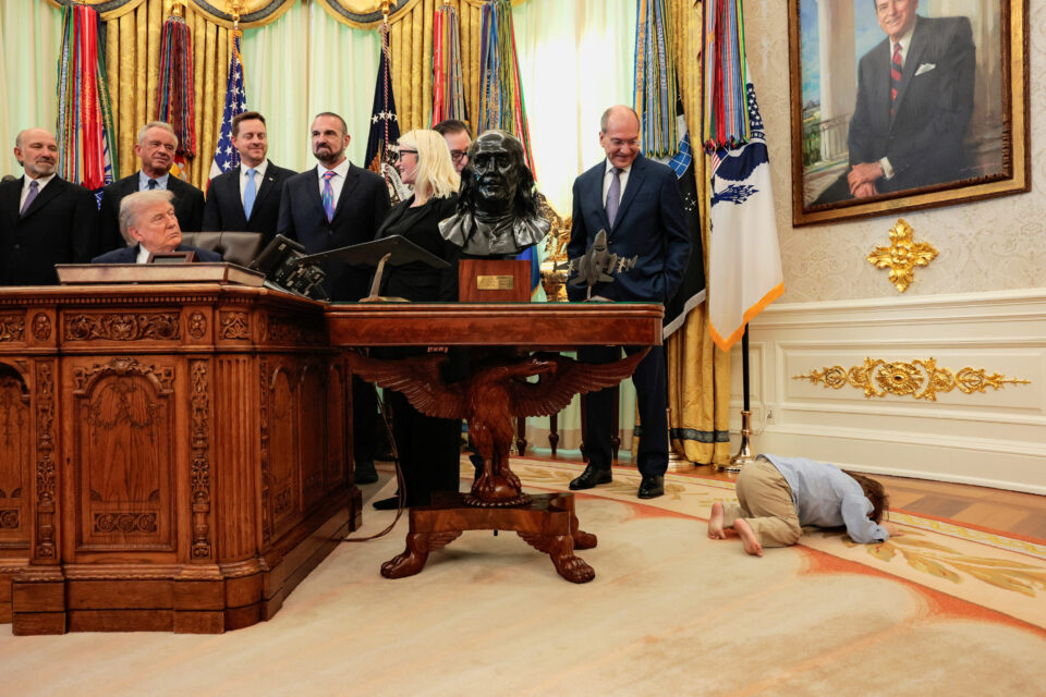 ΗΠΑ: Δίχρονο έκλεψε τις εντυπώσεις στο Οβάλ Γραφείο (βίντεο)-1