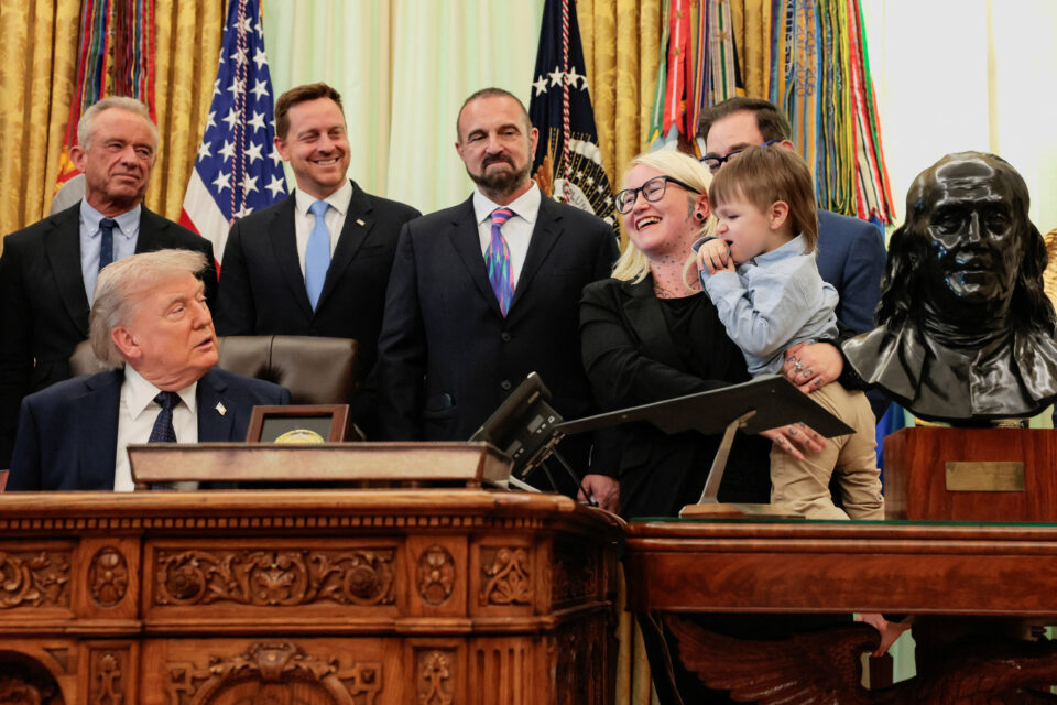 ΗΠΑ: Δίχρονο έκλεψε τις εντυπώσεις στο Οβάλ Γραφείο (βίντεο)-2